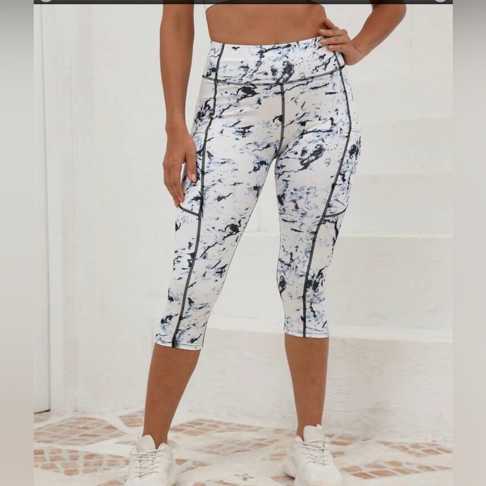 Marble Print Capri Leggings - Picture 3 of 4